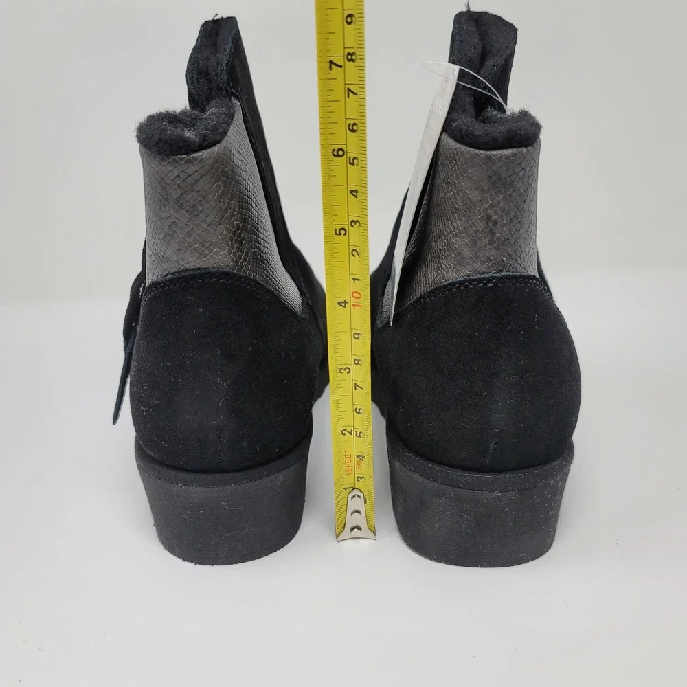 Bearpaw Megan II Wide Ankle Boots Black Suede Snake Embossed NeverWet Sz 8W